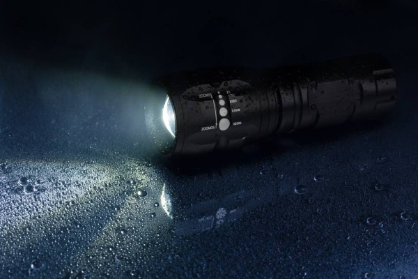 j5-tactical-flashlight-review