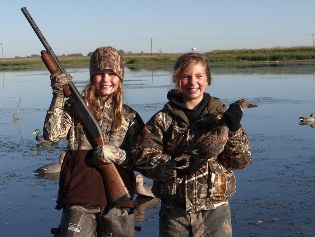 girls hunting ducks